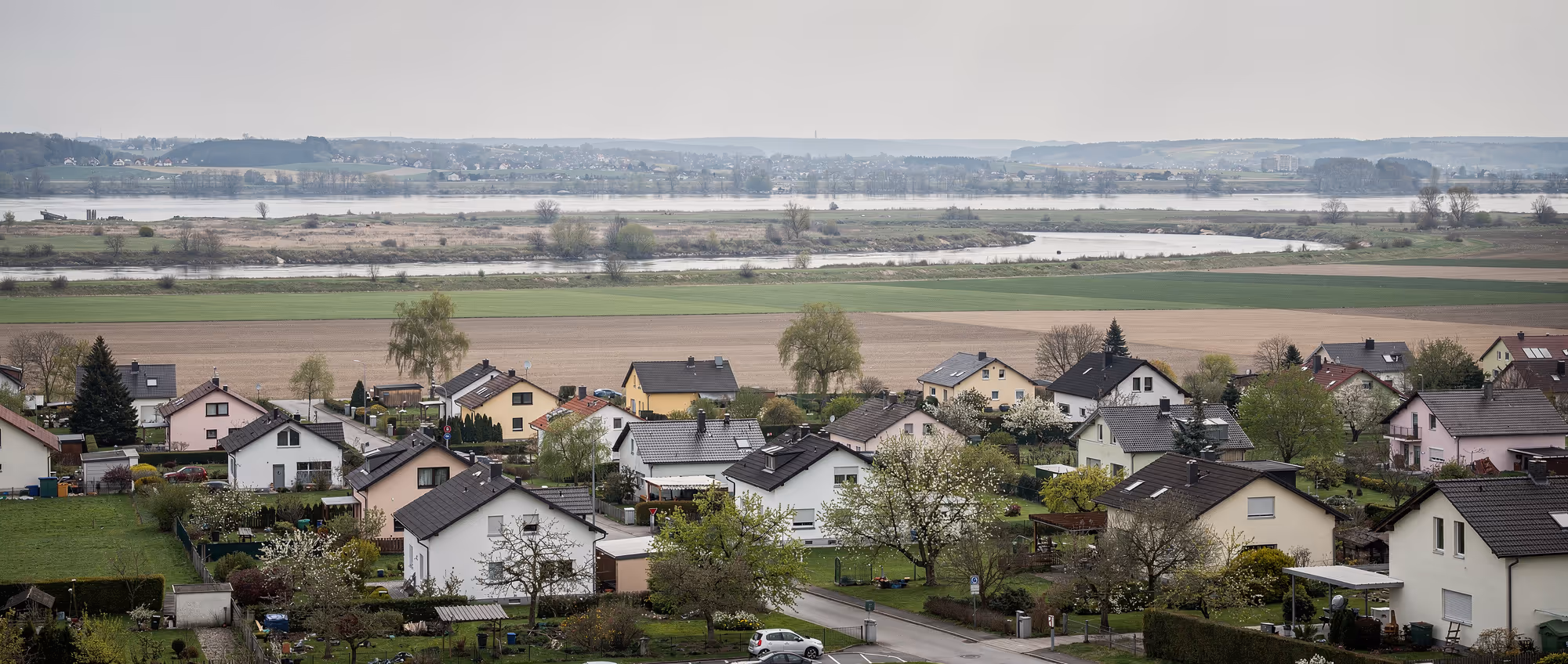 Ortsansicht von Erbach im Donautal südwestlich von Ulm mit verputzten Einfamilienhäusern und Gärten