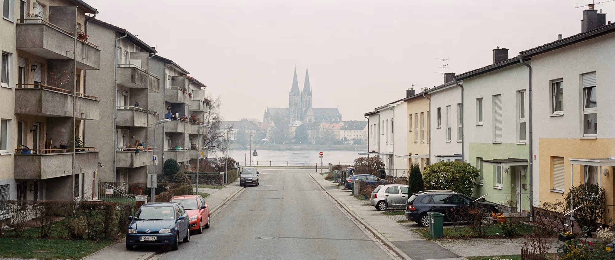 Wohnviertel in Neu-Ulm am bayerischen Donauufer mit Wohnblocks und neueren Wohnhäusern