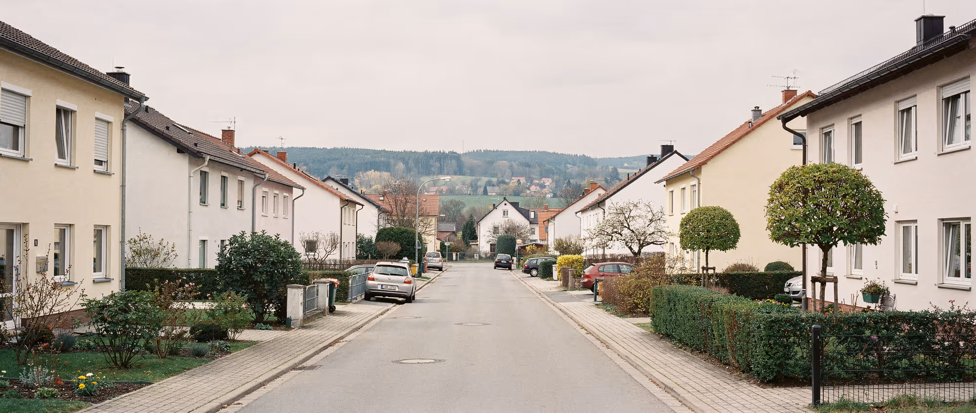 Wohnstraße in Senden südlich von Ulm mit kompakten Einfamilienhäusern und gepflegten Vorgärten