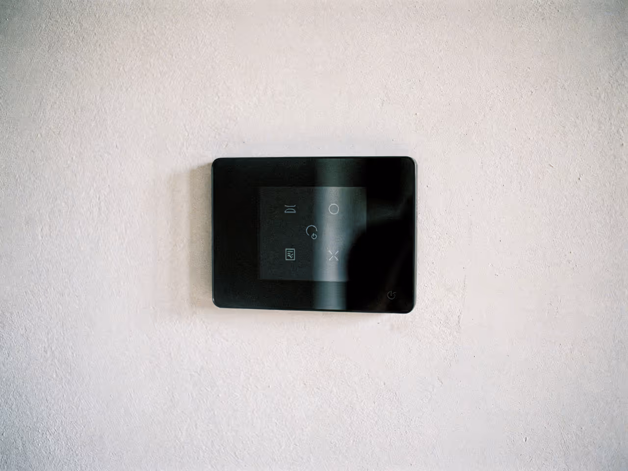 Schlankes Smart-Home-Bedienpanel mit Glasfront, flächenbündig an einer Wand in einem Haus in Ulm
